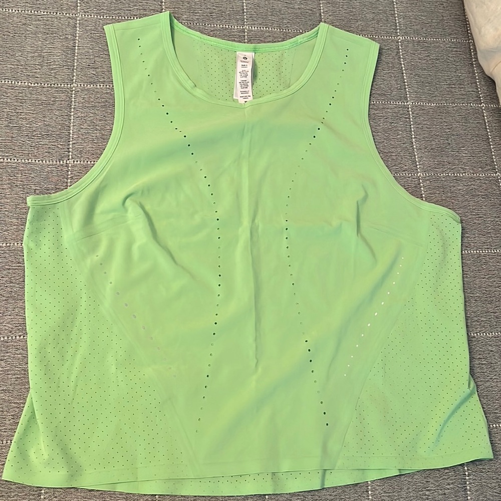 Lululemon cropped tank. Size 8. Lime green color.
